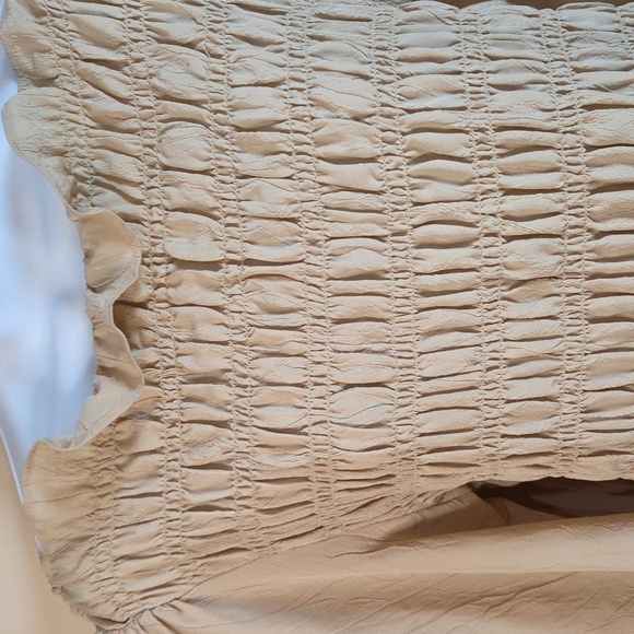 H&M Cream Smocked Blouse with Peter Pan Collar Size M NEW NO TAG - Picture 2 of 9